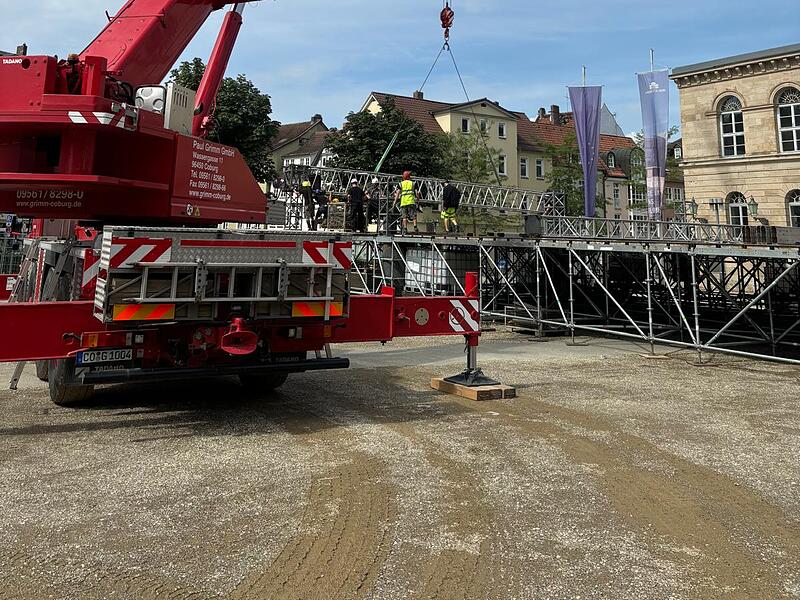 HUK-Coburg-Open-Air-Sommer 2024: Aufbau der B&uuml;hne auf dem Schlossplatz