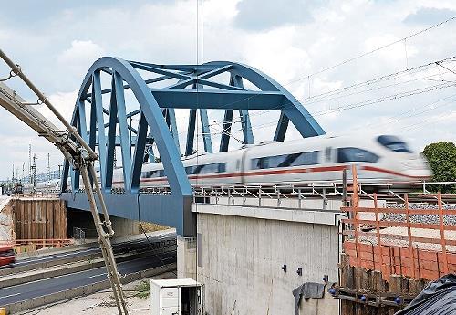 Einer der Zwillinge steht schon seit Herbst 2021, nun wird n&ouml;rdlich von Forchheim auch die zweite Eisenbahnbr&uuml;cke &uuml;ber die A&nbsp;73 eingeschoben.