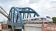 Einer der Zwillinge steht schon seit Herbst 2021, nun wird n&ouml;rdlich von Forchheim auch die zweite Eisenbahnbr&uuml;cke &uuml;ber die A&nbsp;73 eingeschoben.