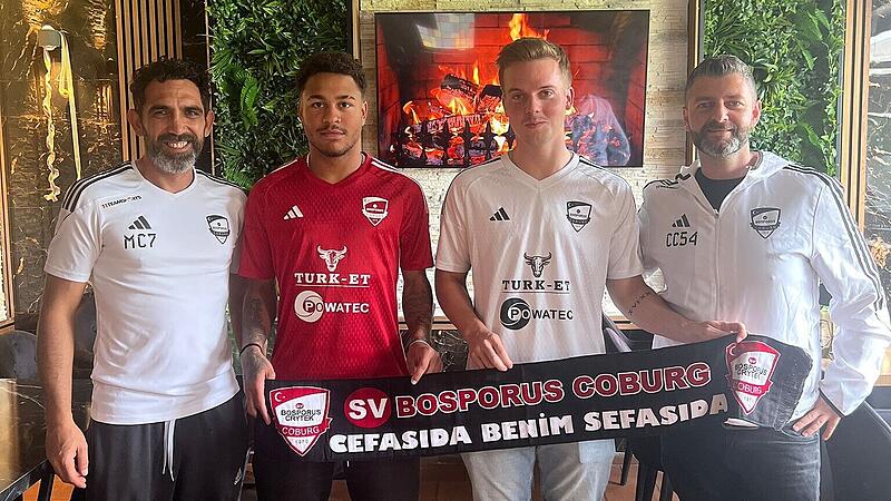 Vize-Pr&auml;sident Murat Celik (links) und Pr&auml;sidiumsmitglied Cihan Civelek (rechts) begr&uuml;&szlig;en Til McCullough und Tim Rei&szlig;enweber beim SV Bosporus Coburg.