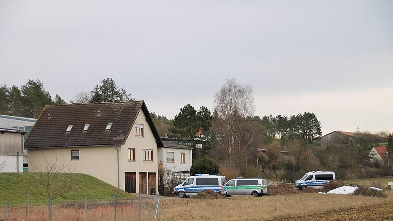 Polizei am Aussiedlerhof Schneider in Wiesenfeld, wo am 15. Dezember 1993 der Mord an Sabine Back geschah