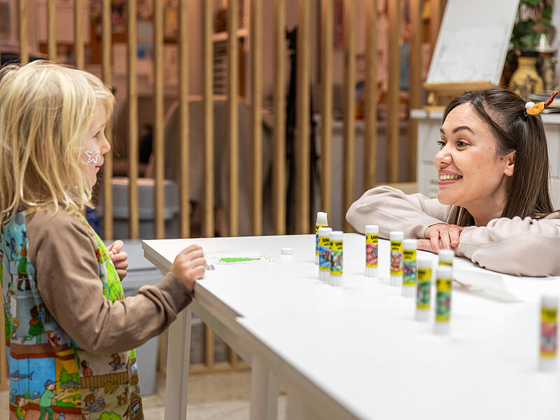 Nadine Smirnova im Kunststudio bastelte mit den Kindern tolle Weihnachtskarten,Forchheim & Fränkische Schweiz
