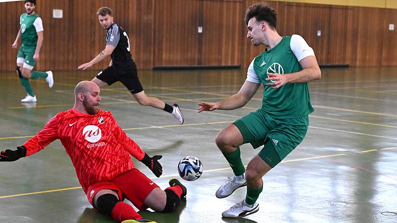 Der Katschenreuther Tom Haas  scheitert am Creu&szlig;ener Keeper  Thomas Baumann. Die besten Impressionen des Turniers in Hollfeld gibt es in unserer Bildergalerie.