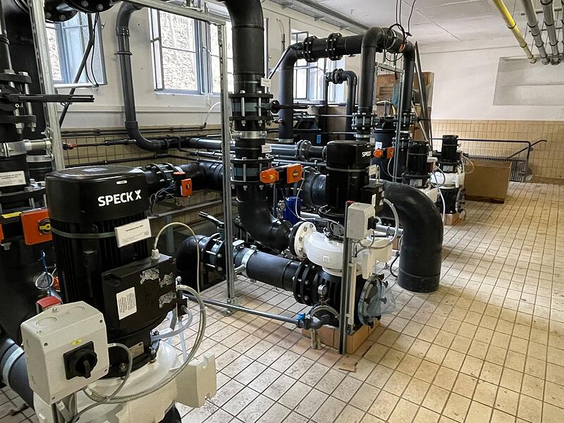 Das Herz des Schwimmbades: Die neuen Pumpen im Betriebsgebäude.Das Terrassenschwimmbad in Bad Kissingen ist generalsaniert worden Das Herz des Schwimmbades: Die neuen Pumpen im Betriebsgebäude.