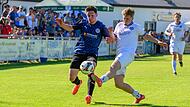 Maximilian Hafenbr&auml;dl (l.)  vom FCH  behauptet sich gegen Hirschaids  Matth&auml;us Schr&ouml;bel.