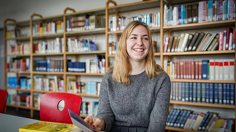 Sara-Aliena Taut freut sich über den Erfolg und hält eine Karte ihres Bildes in der Hand.Forchheim & Fränkische Schweiz Sara-Aliena Taut freut sich über den Erfolg und hält eine Karte ihres Bildes in der Hand.Forchheim & Fränkische Schweiz