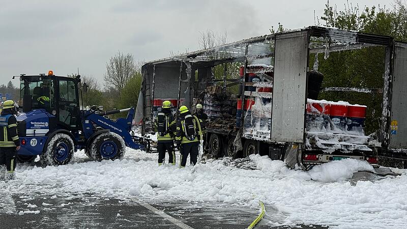 Zwischen den Anschlussstellen Erlangen-Nord und Erlangen-Zentrum ist der Auflieger eines mit Motor&ouml;l beladenen Lastwagens am Donnerstagvormittag in Vollbrand geraten.