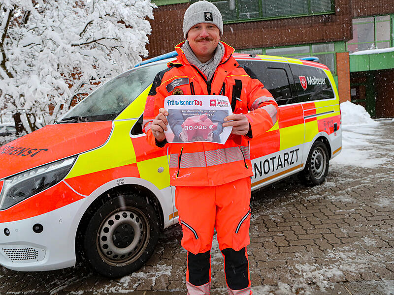Spenden&uuml;bergabe &bdquo;Franken helfen Franken&ldquo; nach Adventsaktion 2025Franken helfen Franken Scheck
