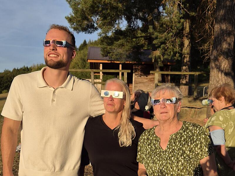 An der Grillh&uuml;tte Edelruh in Bad Br&uuml;ckenau haben am 12. August 2026 Interessierte die Sonnenfinsternis beobachtet.
