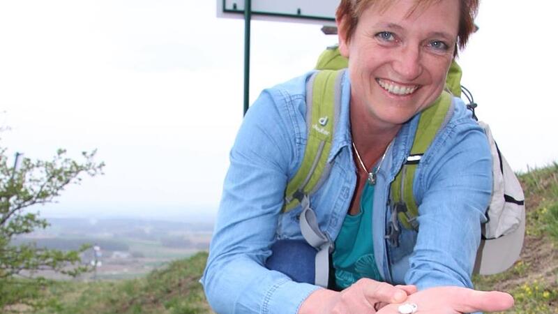 Gabi L&ouml;sch hat winzige Schneckenh&auml;user neben dem Wanderweg entdeckt.