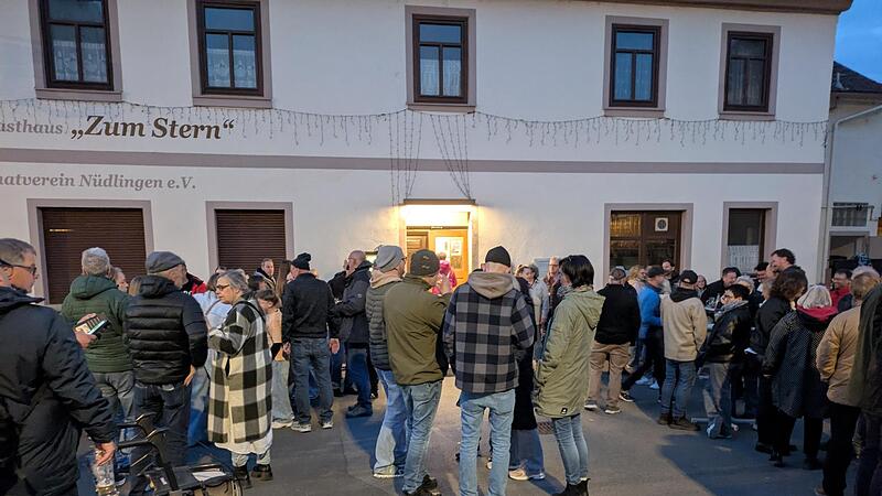 Zahlreiche Menschen sind zum Gasthaus &bdquo;Zum Stern&ldquo; gekommen.