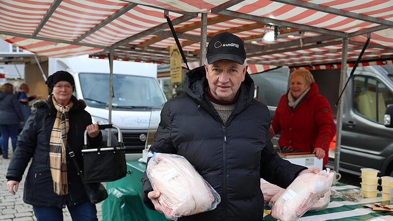 Marktstandbetreiber Marcus Hofmann  bietet jeden Samstag in Kulmbach Gänse zu einem Kilopreis von 15, Enten zu einem Kilopreis von zehn Euro an.