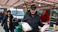 Marktstandbetreiber Marcus Hofmann  bietet jeden Samstag in Kulmbach Gänse zu einem Kilopreis von 15, Enten zu einem Kilopreis von zehn Euro an.