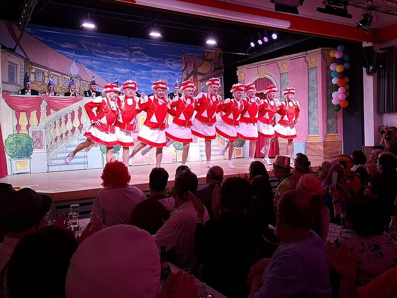 Die Helden in Strumpfhosen (von der Feuerwehr) tanzen als s&uuml;&szlig;e blonde Barbies.