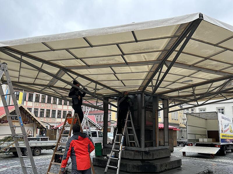 Der Aufbau f&uuml;r den Weihnachtsmarkt in Coburg ist fast abgeschlossen.