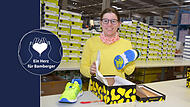 Lena Greif macht bei Schuh Mücke in Scheßlitz die Ausbildung zur Fachlageristin.