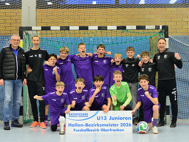 Die Bamberger Bezirkschampions, vordere Reihe von links: Maximilian Mehler, Maximilian Garrecht, Kapit&auml;n Niclas Schraut, Keeper Aaron Grodel, Dren Krasniqi; Hintere Reihe von links: BFV-Spielleiter Klaus Schmalz, Co-Trainer Yannick Smolcyk, Filippo di Maggio, Franz G&uuml;nther, Mateo Tomalino, Jonas Heidenreich, Lionel Wagner, Dennis Zapf, Timo Moritz und Chefcoach Marco Schraut