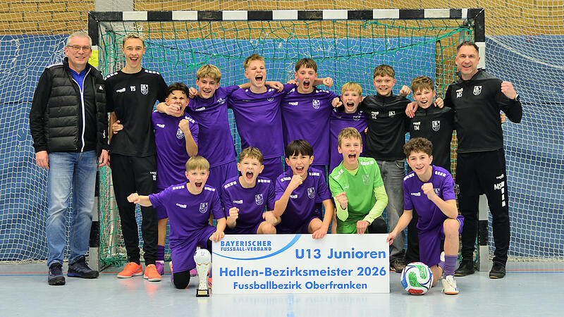 Die Bamberger Bezirkschampions, vordere Reihe von links: Maximilian Mehler, Maximilian Garrecht, Kapit&auml;n Niclas Schraut, Keeper Aaron Grodel, Dren Krasniqi; Hintere Reihe von links: BFV-Spielleiter Klaus Schmalz, Co-Trainer Yannick Smolcyk, Filippo di Maggio, Franz G&uuml;nther, Mateo Tomalino, Jonas Heidenreich, Lionel Wagner, Dennis Zapf, Timo Moritz und Chefcoach Marco Schraut