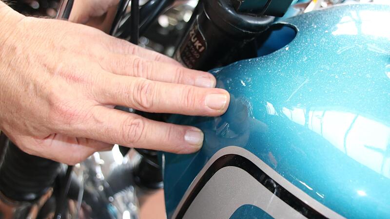 Insgesamt zehn Motorr&auml;der, zum Teil Oldtimer-Unikate, von &bdquo;Belmondos Bike Schmiede&ldquo; sind bei der Verw&uuml;stungstour am 17. Oktober 2022 besch&auml;digt worden. Die Sch&auml;den lagen zwischen 400 und 4500 Euro, insgesamt waren es mehr als 13.000 Euro Schaden p...