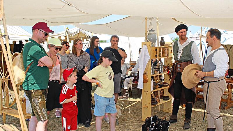 Die erstmals auf dem Markt vertretenen &bdquo;Donnerschwaben&ldquo; kl&auml;ren die Besucher &uuml;ber das Mittelalter des 15. Jahrhunderts auf.Thomas Weichert