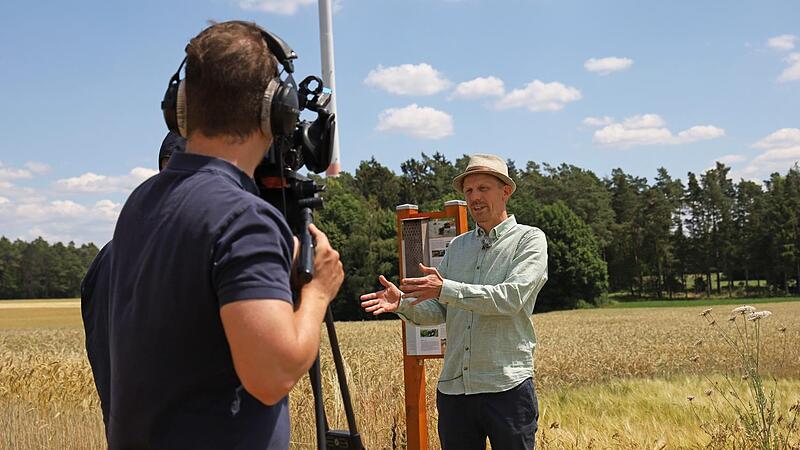 Dominik Ring filmt das Fazit von Daniel Hornstein als Vertreter des Naturschutzes bei der Regierung von Oberfranken.