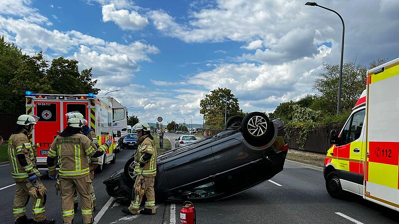 Laster &uuml;bersieht Auto beim Spurwechsel: Fahrzeug &uuml;berschl&auml;gt sich mehrfach