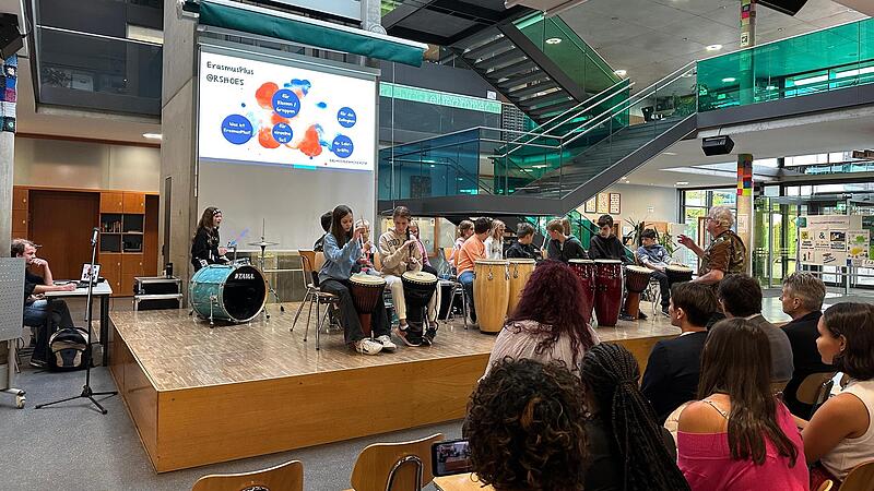 Die Percussionklasse hei&szlig;t die Austauschsch&uuml;ler des Paul-Verg&egrave;s-Gymnasiums und die G&auml;ste in H&ouml;chstadt willkommen.