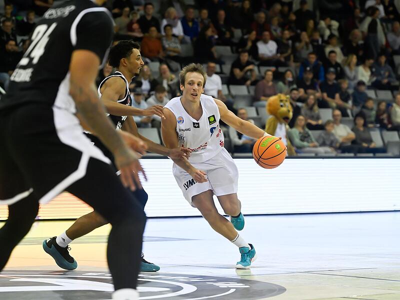 Nico Wenzl (weißes Trikot) markierte zwölf Punkte und acht Assists.