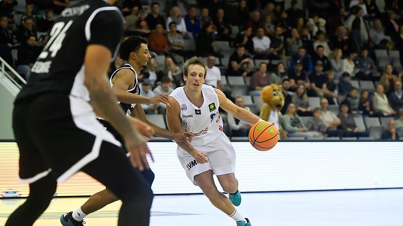 Nico Wenzl (weißes Trikot) markierte zwölf Punkte und acht Assists.