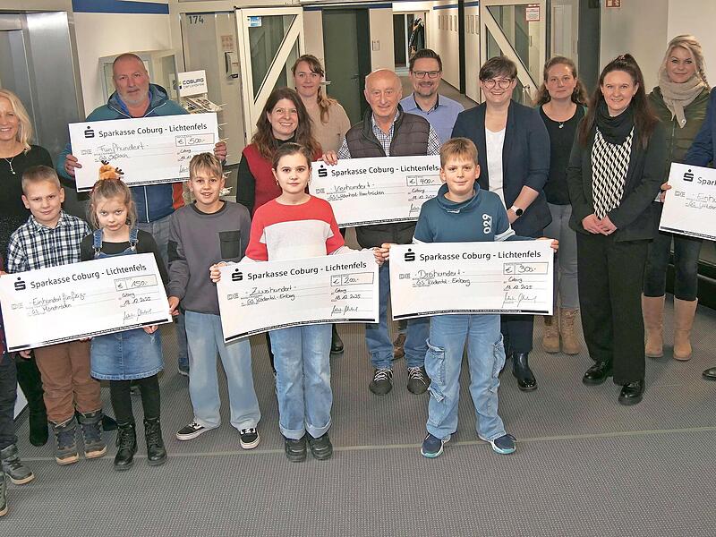 Spendenschecks für Wasserratten: Die erfolgreichsten Schulen beim Kreisschwimmfest und bem Schwimmabzeichenwettbewerb sind im Landratsamt ausgezeichnet worden. Spendenschecks für Wasserratten: Die erfolgreichsten Schulen beim Kreisschwimmfest und bem Schwimmabzeichenwettbewerb sind im Landratsamt ausgezeichnet worden.