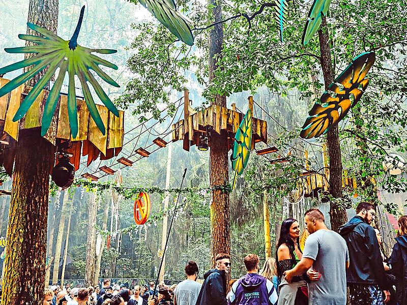 Mit drei Bühnen im Wald gibt es jede Menge schattige Orte zum Feiern.Nicolai Semrau/Open Beatz Mit drei Bühnen im Wald gibt es jede Menge schattige Orte zum Feiern.Nicolai Semrau/Open Beatz