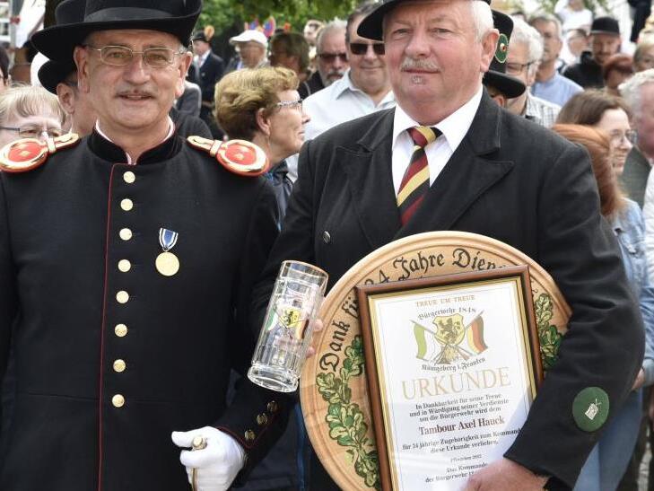 Eine besondere Ehrung mit Urkunde und Bürgerwehrsscheibe erfuhr Tambour Axel Hauck (rechts), der nach 34 Jahren aus dem Trommlerchorps ausscheidet; links Hauptmann Manfred Barfuß.