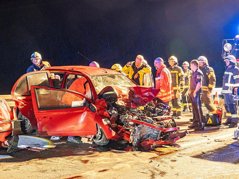 Das Auto, in dem eine 41-jährige Frau und ihr 5-jähriges Kleinkind saßen, wurde durch den Überholunfall auf der Bundesstraße 505 total zerstört. Beide Insassen wurden schwer verletzt. Das Auto, in dem eine 41-jährige Frau und ihr 5-jähriges Kleinkind saßen, wurde durch den Überholunfall auf der Bundesstraße 505 total zerstört. Beide Insassen wurden schwer verletzt.