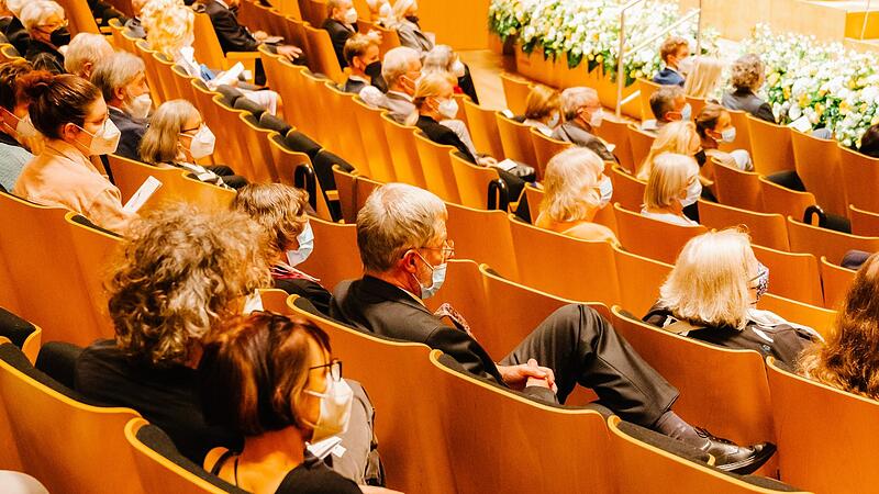 Zum Silvesterkonzert der Bamberger Symphoniker durften nur 350 der 1400 Plätze in der Konzerthalle besetzt werden. Die 25-Prozent-Regel macht auch Bamberger Theater- und Kinobetreibern zu schaffen. Zum Silvesterkonzert der Bamberger Symphoniker durften nur 350 der 1400 Plätze in der Konzerthalle besetzt werden. Die 25-Prozent-Regel macht auch Bamberger Theater- und Kinobetreibern zu schaffen.