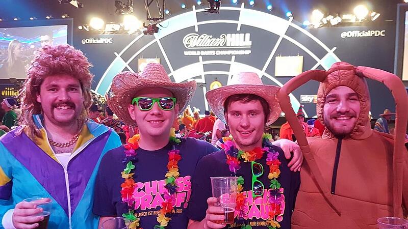 Die Darts-WM im Alexandra Palace ist für den Steeldart-Club Kronach besonders: Philipp Völker, Pablo Sommer, Andreas Madinger und Jan-Erik Kolb (von links) erlebten den Wahnsinn im „Ally Pally“ schon mehrfach mit. Auch diesmal sind wir am Start“, ...