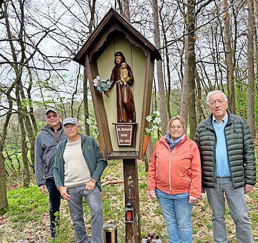 Der Verein f&uuml;r Gartenbau und Landespflege in Oberthulba k&uuml;mmert sich um das Umfeld des Bildstocks. Jetzt wurde der Hl. Antonius restauriert. Im Bild von links: Zweiter Vorsitzender Wolfgang Reidelbach, Ludwig Schneider, Erste Vorsitzende Margot Sc...