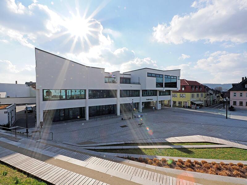 Neustadts Rathaus. Als &bdquo;Ruhe vor dem Sturm&ldquo; hat SPD-Fraktionssprecher Bernd G&auml;rtner den aktuellen Haushalt der Stadt bezeichnet. Die Finanzlage ist angespannt.