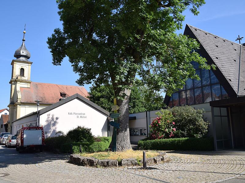 Links der Balthasar-Neumann-Bau, rechts das 1970 geweihte Gotteshaus: Die katholische Pfarrgemeinde Euerbach (Lkr. Schweinfurt) muss sich f&uuml;r eine ihrer beiden Kirchen&nbsp;entscheiden.