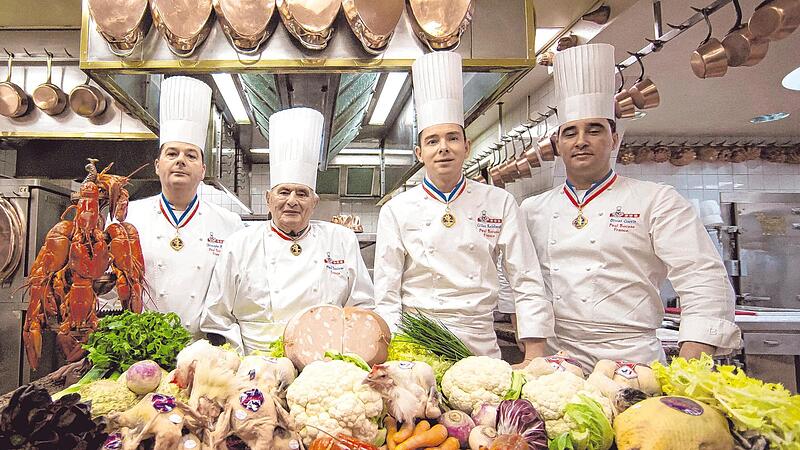 Essen wie Gott in  Frankreich: Der französische Jahrhundertkoch Paul Bocuse (Zweiter v. l.) mit Kollegen und einer oppulenten Aauswahl an Naahrungsmitteln