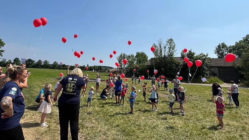 Ein Luftballonweitflug bildete den Abschluss des Festwochenendes der Feuerwehr in Lonnerstadt. Ein Luftballonweitflug bildete den Abschluss des Festwochenendes der Feuerwehr in Lonnerstadt.