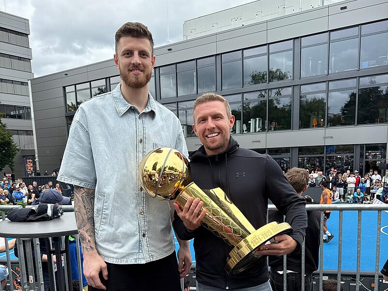 Max Wittmann (r.) mit der NBA-Meistertrophäe und Isaiah Hartenstein, der sie im Juni 2025 mit den Oklahoma City Thunder gewann.