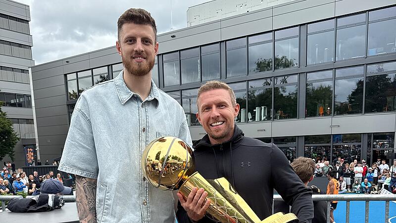 Max Wittmann (r.) mit der NBA-Meistertrophäe und Isaiah Hartenstein, der sie im Juni 2025 mit den Oklahoma City Thunder gewann.
