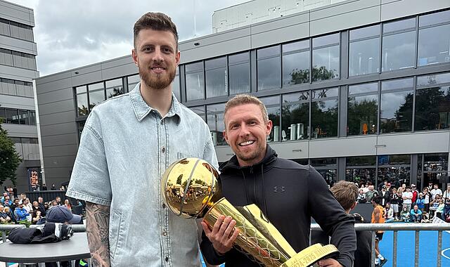 Max Wittmann (r.) mit der NBA-Meistertrophäe und Isaiah Hartenstein, der sie im Juni 2025 mit den Oklahoma City Thunder gewann.
