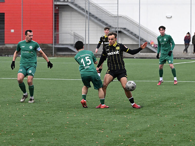 Das Regionalliga-Testspiel gegen die DJK Gebenbach am Samstag hat die SpVgg Bayreuth, hier mit Max Dannh&auml;u&szlig;er (schwarz) gegen den Gebenbacher Kerem Bakir, mit 1:0 f&uuml;r sich entschieden.