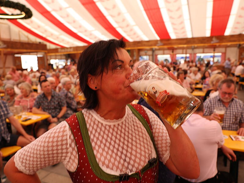 Zwischendurch g&ouml;nnt sich auch die Chefbedienung mal einen Schluck.