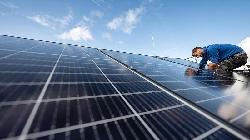 Das Bewusstsein der Menschen f&uuml;r &bdquo;gr&uuml;ne&ldquo; Energiequellen w&auml;chst auch im privaten Bereich. Auf immer mehr Hausd&auml;chern sind Solaranlagen zu finden. Der Landkreis Kronach stellt da keine Ausnahme dar.