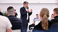 Robert Habeck spricht mit Auszubildenden während eines Unternehmensbesuchs bei Jenoptik. Der Bundeswirtschaftsminister macht eine Ländertour und besuchte Thüringer Unternehmen.