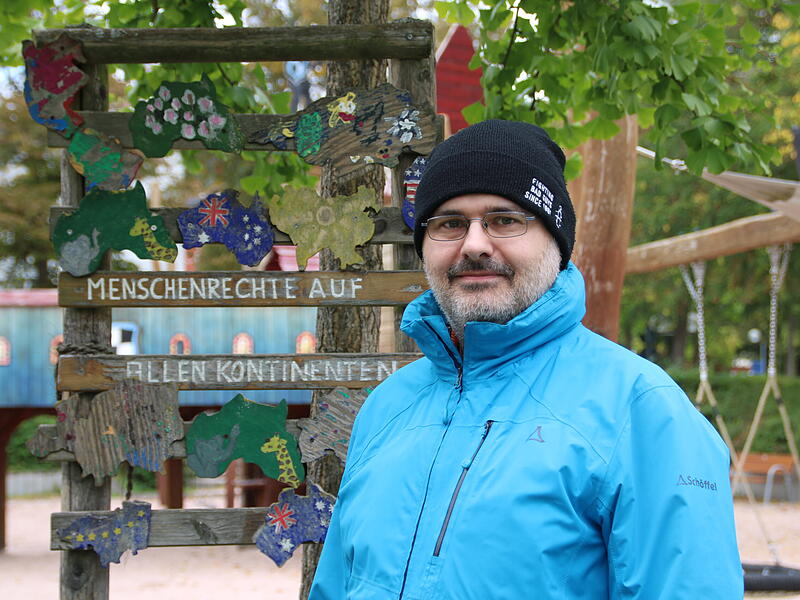 Hans-Georg Friedmann von Amnesty International lädt zu einer besonderen Aktion ein: Zusammen mit dem Paul-Gerhardt Kindergarten erneuert Amnesty International am Freitag die Kontinente am "Baum der Menschenrechte" im Kulmbacher Grünzug.