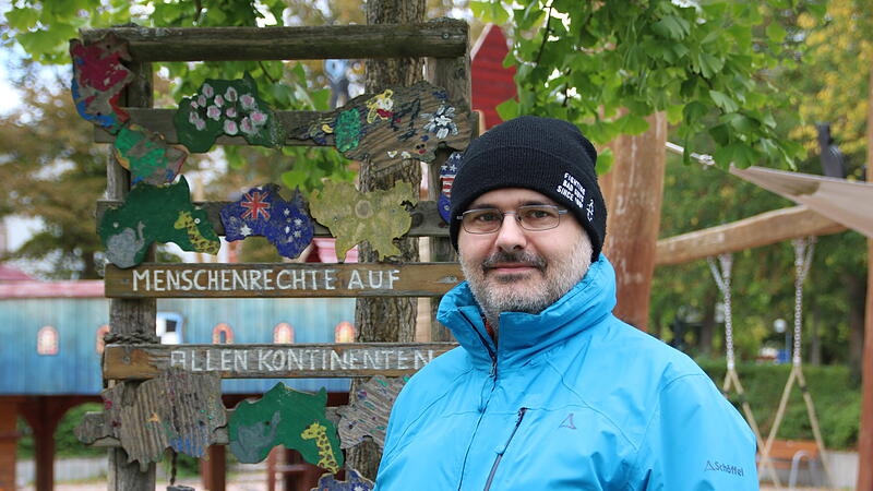 Hans-Georg Friedmann von Amnesty International l&auml;dt zu einer besonderen Aktion ein: Zusammen mit dem Paul-Gerhardt Kindergarten erneuert Amnesty International am Freitag die Kontinente am "Baum der Menschenrechte" im Kulmbacher Gr&uuml;nzug.