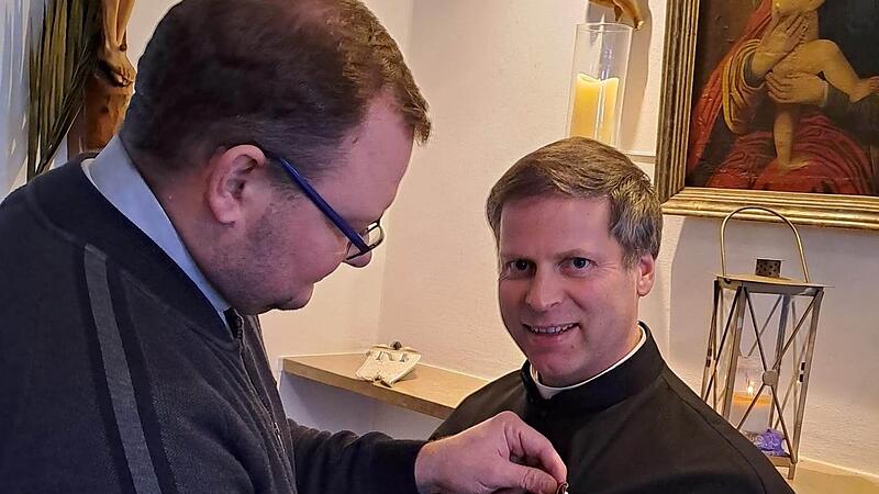 Pfarrer und Freund Miroslav Rusyn aus der Ukraine verleiht Matthias Steffel den Orden.Forchheim & Fränkische Schweiz Pfarrer und Freund Miroslav Rusyn aus der Ukraine verleiht Matthias Steffel den Orden.Forchheim & Fränkische Schweiz